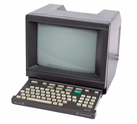 10. Minitel. Minitel là thiết bị viễn thông được France Telecom (nay là Orange) phát triển và đề xuất vào những năm 1980 với hơn 1 triệu người sử dụng. Được sử dụng chủ yếu ở Pháp, thiết bị đầu cuối này nhằm kết nối với mạng viễn thông. Minitel và các dịch vụ của nó ngừng hoạt động vào năm 2012 do sự phát triển vi xử lí và Internet.