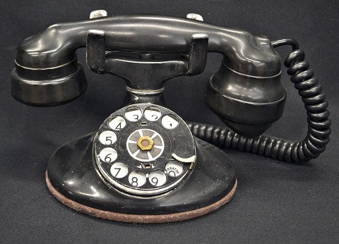 7. Máy điện thoại quay số. Giống như các bốt điện thoại, điện thoại quay số là một trong những sản phẩm đình đám trong lịch sử điện thoại. Để quay số gọi thoại, bạn phải bấm ngón tay vào lỗ tương ứng với số mà bạn muốn quay, quay theo chiều kim đồng hồ cho đến khi nó chạm vào đầu kim loại và bỏ ngón tay ra. Tiếp tục như vậy với những số tiếp theo trong dãy số điện thoại. Theo thời gian, điện thoại đã phát triển thành một thiết bị gần gũi hơn với ngày nay: điện thoại cố định. Việc quay số đã nhường chỗ cho các phím trên điện thoại và người dùng chỉ việc bấm vào các số cần gọi.