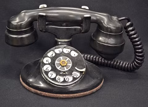 7. Máy điện thoại quay số. Giống như các bốt điện thoại, điện thoại quay số là một trong những sản phẩm đình đám trong lịch sử điện thoại. Để quay số gọi thoại, bạn phải bấm ngón tay vào lỗ tương ứng với số mà bạn muốn quay, quay theo chiều kim đồng hồ cho đến khi nó chạm vào đầu kim loại và bỏ ngón tay ra. Tiếp tục như vậy với những số tiếp theo trong dãy số điện thoại. Theo thời gian, điện thoại đã phát triển thành một thiết bị gần gũi hơn với ngày nay: điện thoại cố định. Việc quay số đã nhường chỗ cho các phím trên điện thoại và người dùng chỉ việc bấm vào các số cần gọi.