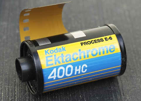 3. Máy ảnh dùng một lần và phim chụp ảnh. Có một thời gian, sau khi chụp ảnh cần phải có phim để lưu trữ các bức ảnh đó. Phim này có không gian khá hạn chế và chỉ sử dụng một lần duy nhất, vì vậy cần phải thay đổi nó thường xuyên đủ để chụp những bức ảnh mới. Để đáp ứng nhu cầu của những người chụp ảnh không thường xuyên hoặc không có nhu cầu đầu tư một chiếc máy ảnh lớn, các nhà sản xuất đã tạo ra những chiếc máy ảnh chụp phim dùng một lần, khá đắt tiền. Máy ảnh kỹ thuật số và sự tích hợp cảm biến ảnh trên điện thoại thông minh đã dần thay thế máy ảnh chụp phim nhờ hàng loạt tính năng ưu việt của chúng như chất lượng ảnh chụp tốt hơn, dung lượng lưu trữ nhiều hơn.