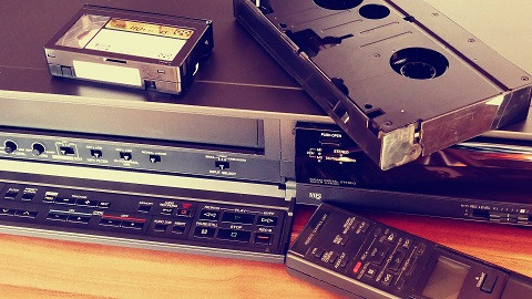 8. Máy ghi hình VCR. Được giới thiệu lần đầu tiên vào năm 1972 bởi Philips, máy ghi hình VCR là thiết bị xem phim trên truyền hình qua băng cát xét. VCR có thể cung cấp hình ảnh định dạng 4: 3, chất lượng hình ảnh kém hơn nhiều so với định dạng HD ngày nay. Sự xuất hiện của đĩa CD và DVD với chất lượng âm thanh và hình ảnh vượt trội đã góp phần khai tử VCR. Vì vậy ngày nay người dùng sẽ không bao giờ biết đến niềm vui khi tua lại băng cát xét 2 giờ trước khi có thể xem nó.