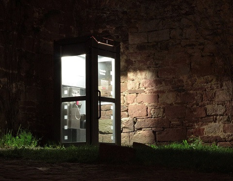 4. Băng cát-xét. Giá cả phải chăng, gọn nhẹ là những ưu điểm nổi trội được các nghệ sĩ vừa vào nghề đánh giá cao ở băng cát xét, trước khi nó biến mất đầu những năm 2000. Tuy nhiên, băng cát-xét không đáp ứng nhu cầu ở thời kỳ mới: tốc độ cuộn băng từ hạn chế chất lượng nội dung và không gian lưu trữ có sẵn, chất lượng nội dung xuống cấp sau mỗi lần sử dụng. Và sự xuất hiện của đĩa CD đã giải quyết được 3 khiếm khuyết này.