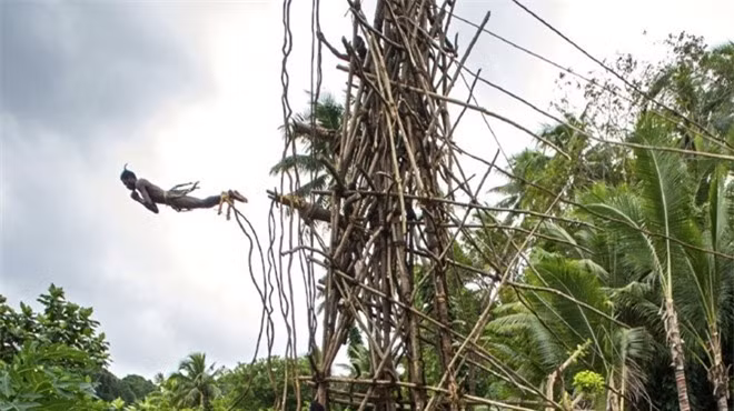 Nhảy bungee bằng dây rừng: Các nam thiếu niên của bộ tộc Vanuatu sống ở đảo Pentecost phải thực hiện nghi lễ nhảy từ tháp cao 30 m xuống đất chỉ với một sợ dây rừng cột vào chân. Họ càng xuống sát mặt đất thì càng được đánh giá cao. Không ít người đã bị thương nặng, thậm chí là thiệt mạng sau nghi lễ trưởng thành đáng sợ này.