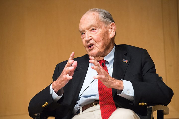 4. John “Jack” Bogle 89 tuổi, thành lập The Vanguard Group khởi đầu như một công ty gia đình và hiện là tập đoàn có giá trị 5,1 nghìn tỷ USD. Tạp chí Fortune đã gọi ông là một trong bốn “đại gia đầu tư của thế kỷ 20”.