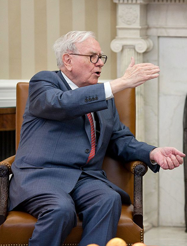 3. Warren Buffett 87 tuổi, là CEO của Berkshire Hathaway và cũng là cái tên quen thuộc trên thế giới. Ông được biết đến như là nhà đầu tư thành công nhất trong lịch sử, nhờ bắt đầu từ số tiền nhỏ mà hiện tại có giá trị gần 85 tỷ USD.