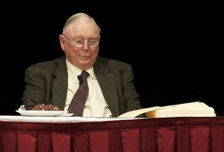 9. Charlie Munger là một nhà đầu tư thành công khác đã được cố vấn bởi "Cha đẻ của đầu tư hiện đại", Benjamin Graham. Ông hiện là Phó Chủ tịch của Berkshire Hathaway (trị giá 702,1 tỷ USD), công ty tư nhân lớn thứ 8 tại Mỹ.