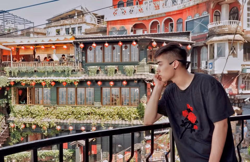 Hình ảnh của Minh Hoàng khi bất ngờ nổi tiếng và hiện tại.