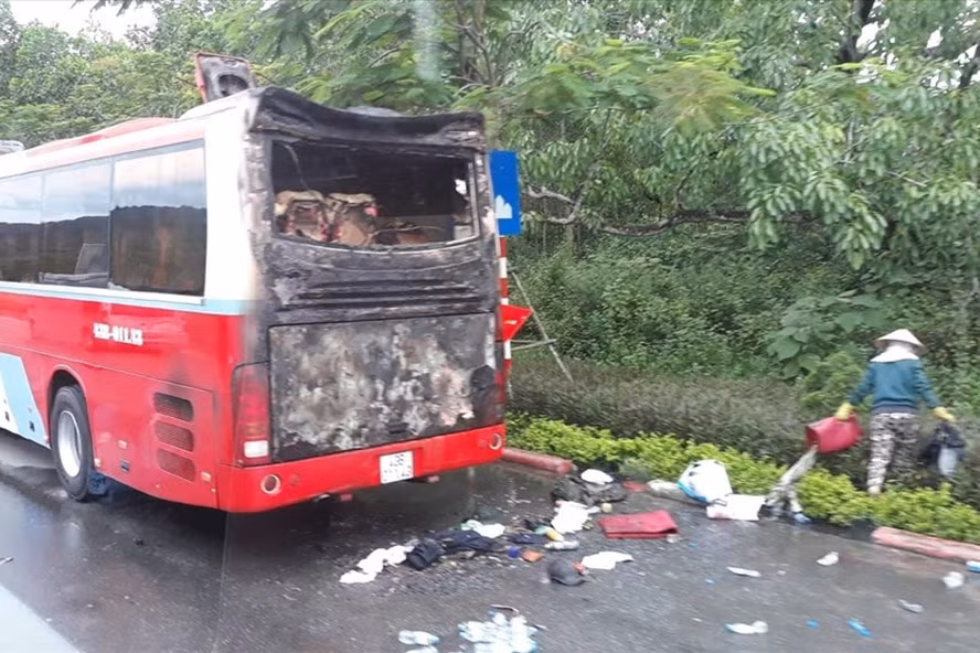 Xe du lich boc chay du doi, hang chuc du khach thao chay