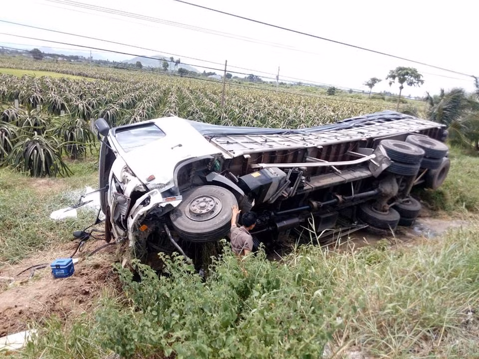 Binh Thuan: Tai xe ngu gat thoat chet may man TNGT kinh hoang