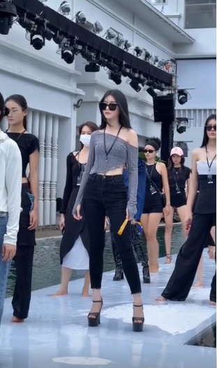 Mới đây, hot girl Sài thành chia sẻ đoạn clip về một ngày làm việc gây chú ý. Cô không ngần ngại tiết lộ hậu trường phía sau hình tượng “nữ thần” lúc nào cũng lung linh, lộng lẫy.