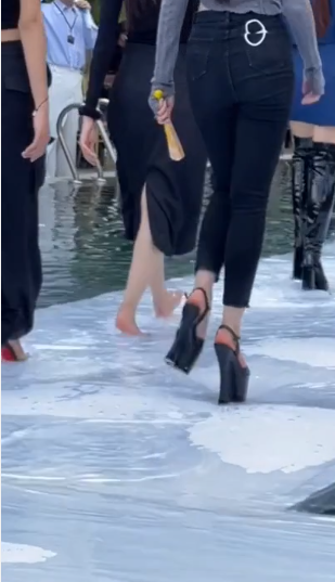 Theo đó, lịch trình làm việc một ngày của Bâu khá dày đặc, vừa tổng duyệt cho chương trình catwalk, vừa chụp hình chuẩn bị cho chung kết cuộc thi The Face.