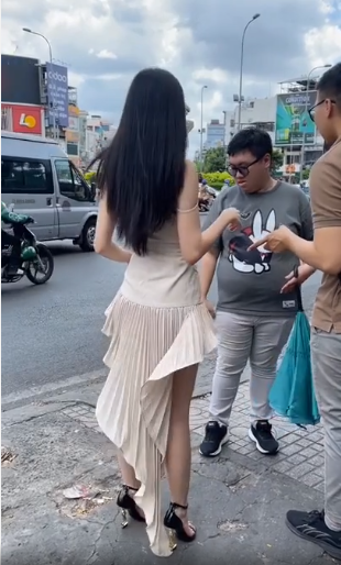 Ngoài ra, Bâu phải đi giày cao gót liên tục trong nhiều ngày, Bâu Krysie cho hay chân của cô nàng dường như mất cảm giác vì phồng rộp, chảy máu.