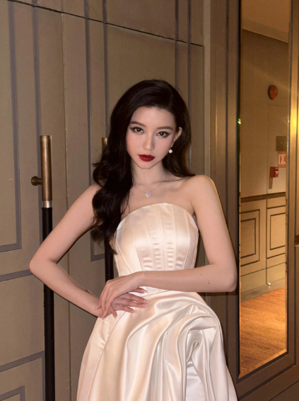 Mỗi khi xuất hiện, Bâu Krysie đều khiến nhiều người chú ý bởi vẻ đẹp tựa “nữ thần”. Tuy nhiên đằng sau những khoảnh khắc lung linh đó, cô nàng phải trải qua nhiều khó khăn, những lúc bị chấn thương, trầy xước đầy mình.