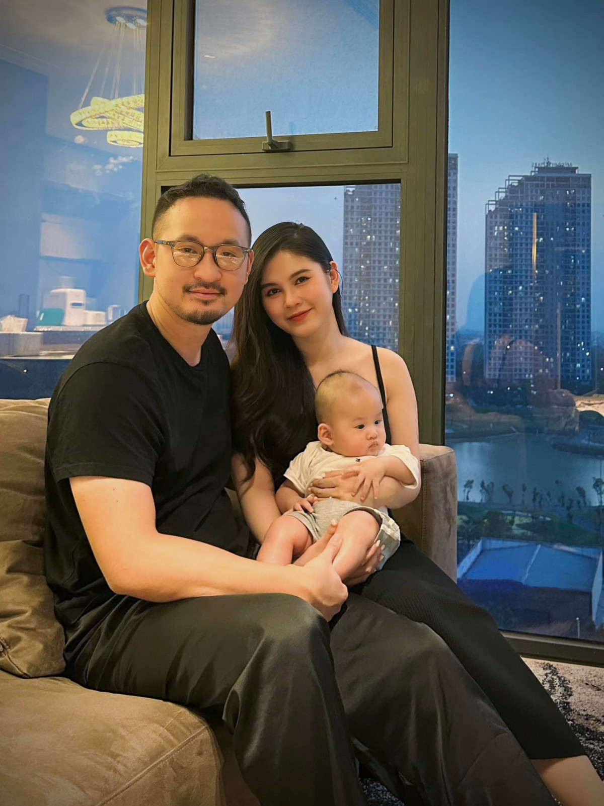 Dù lên xe hoa khá muộn nhưng nhìn vào cuộc sống hiện tại của cô nàng ai nấy đều phải xuýt xoa ngưỡng mộ. Ảnh: FBNV