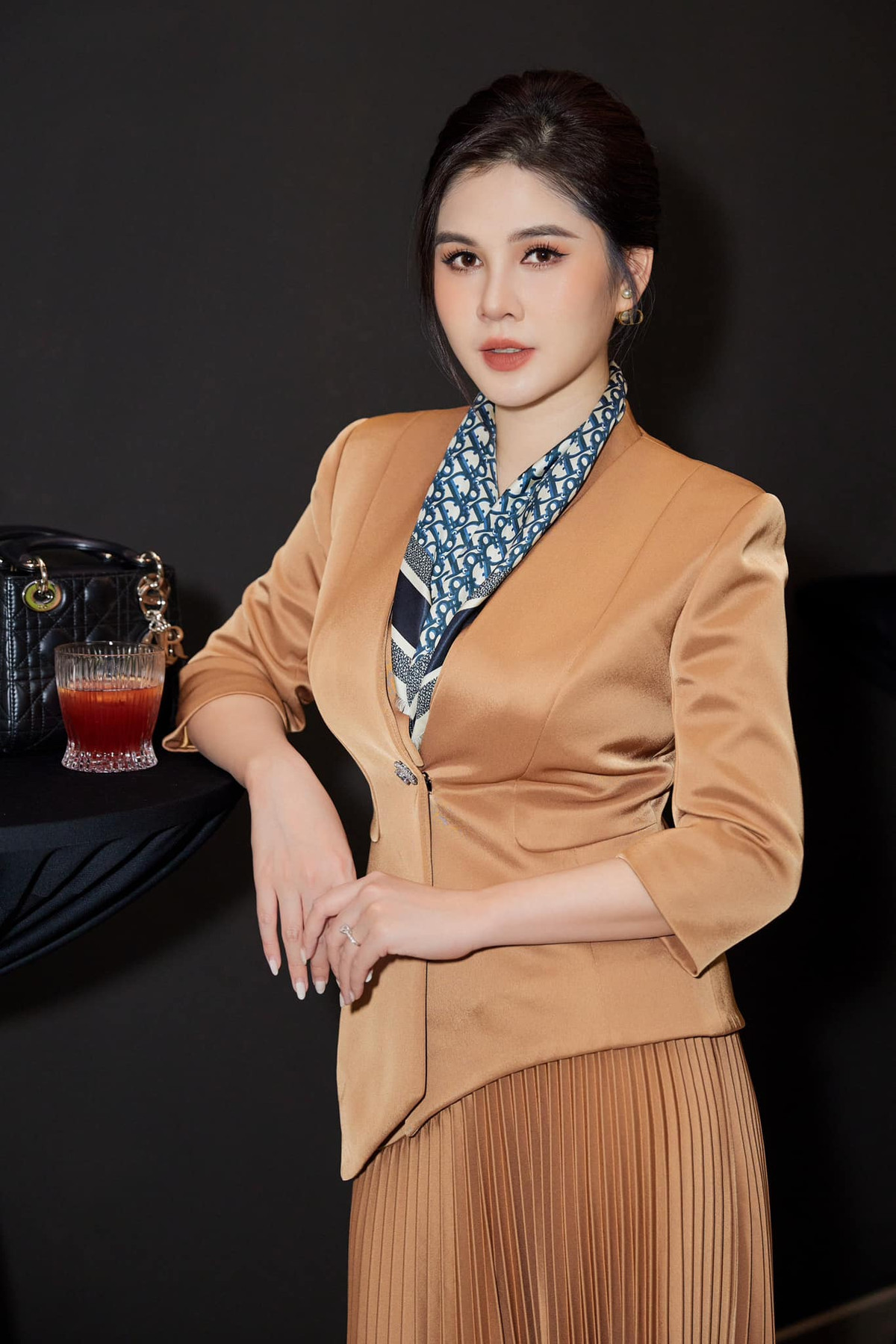 Chuyện tình của nàng MC xinh đẹp Vũ Thu Hoài cũng khiến nhiều người ấn tượng. Nhờ đam mê chơi golf và trong một lần đi nhầm sân golf, cô nàng đã cưới được chồng như ý.