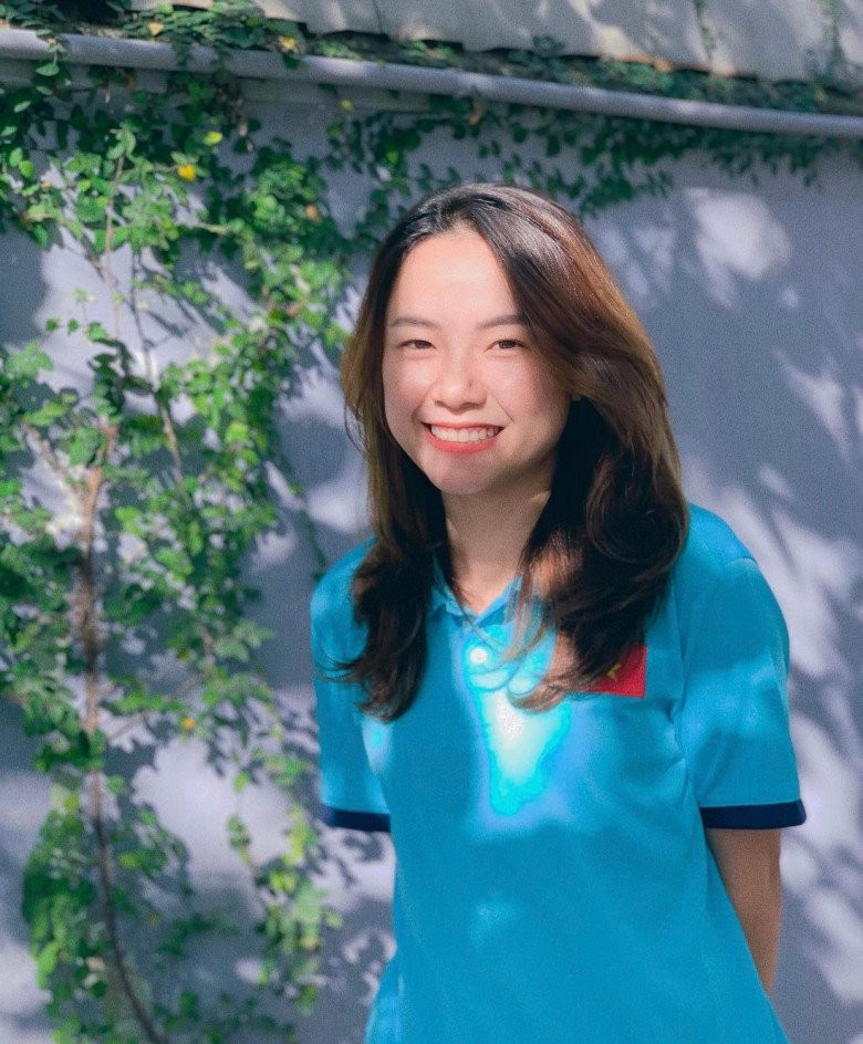 Được biết, hiện "ngọc nữ bóng đá" này là cầu thủ thuộc CLB Bóng đá nữ Hà Nội. Trước đó, người đẹp tốt nghiệp trường Đại học Thể dục Thể thao Từ Sơn - Bắc Ninh.