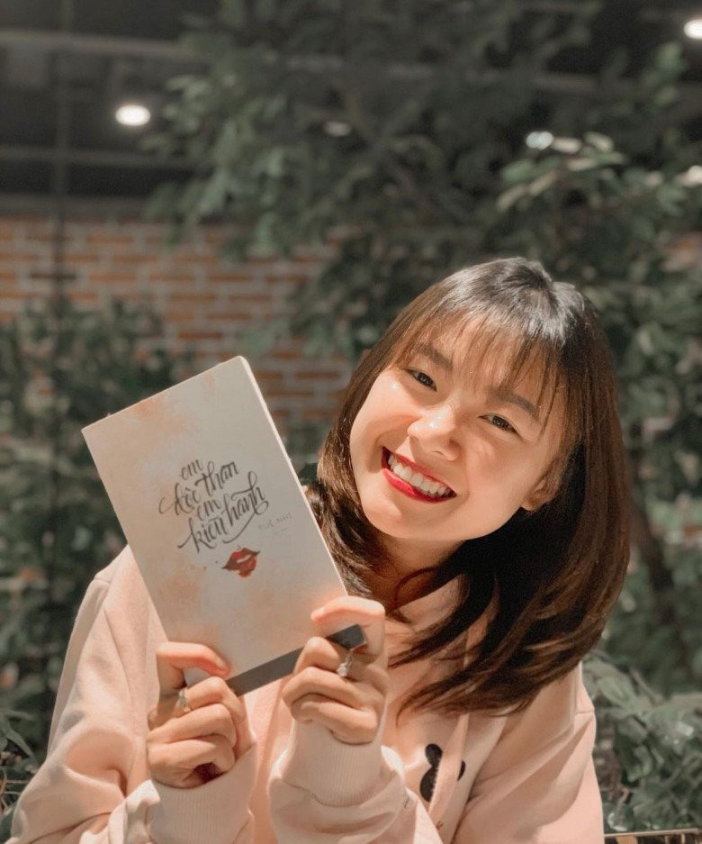 Nữ cầu thủ gây ấn tượng bởi mái tóc ngắn dễ thương của mình.