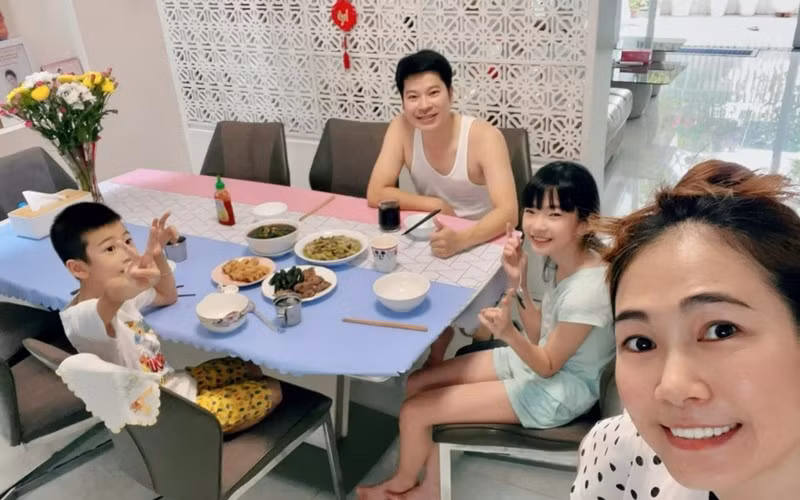 Hiện nữ MC đang truyền thêm lửa nghề cho các bạn trẻ thông qua học viện ngôn ngữ và kỹ năng do chính cô sáng lập.