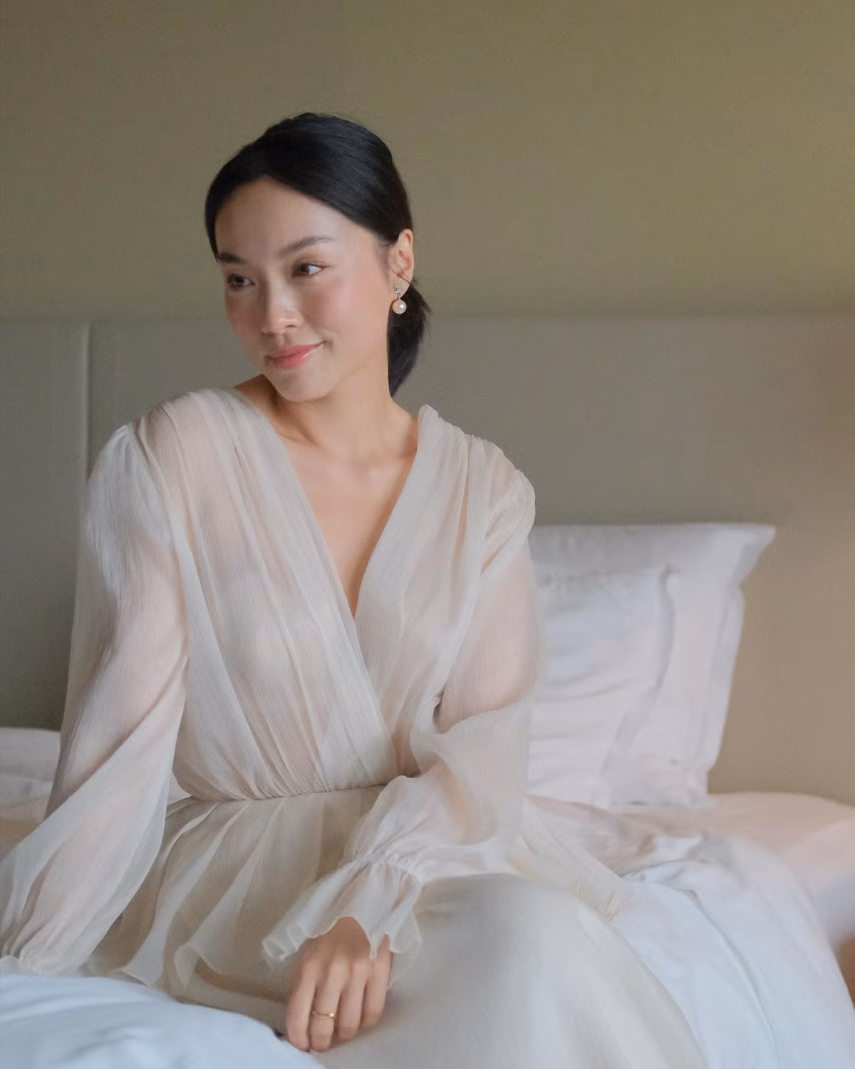 Lê Hà Trúc được đánh giá cao bởi sở hữu gương mặt sắc sảo, đậm chất điện ảnh cùng gu thời trang quyến rũ, khai thác triệt để lợi thế hình thể.