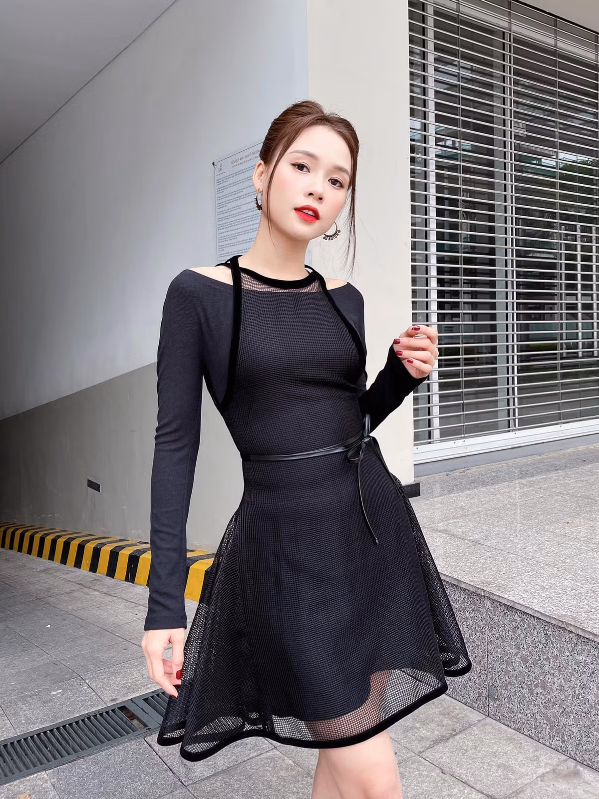 Cô xem việc mua sắm những món đồ hiệu là cần thiết cho công việc và cuộc sống, cũng như là cách để tự thưởng cho bản thân vì đã chăm chỉ làm việc. Ảnh: FBNV