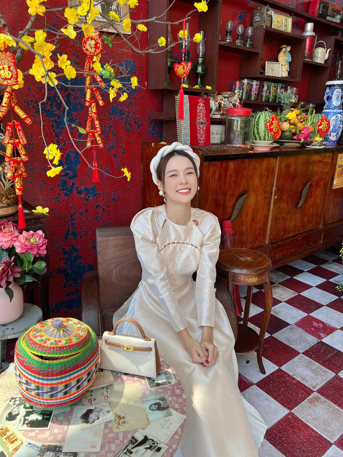 Người đẹp quê Long An thường xuyên xuất hiện trong những bộ đồ hiệu đắt đỏ, đặc biệt là loạt túi xách tiền tỷ.