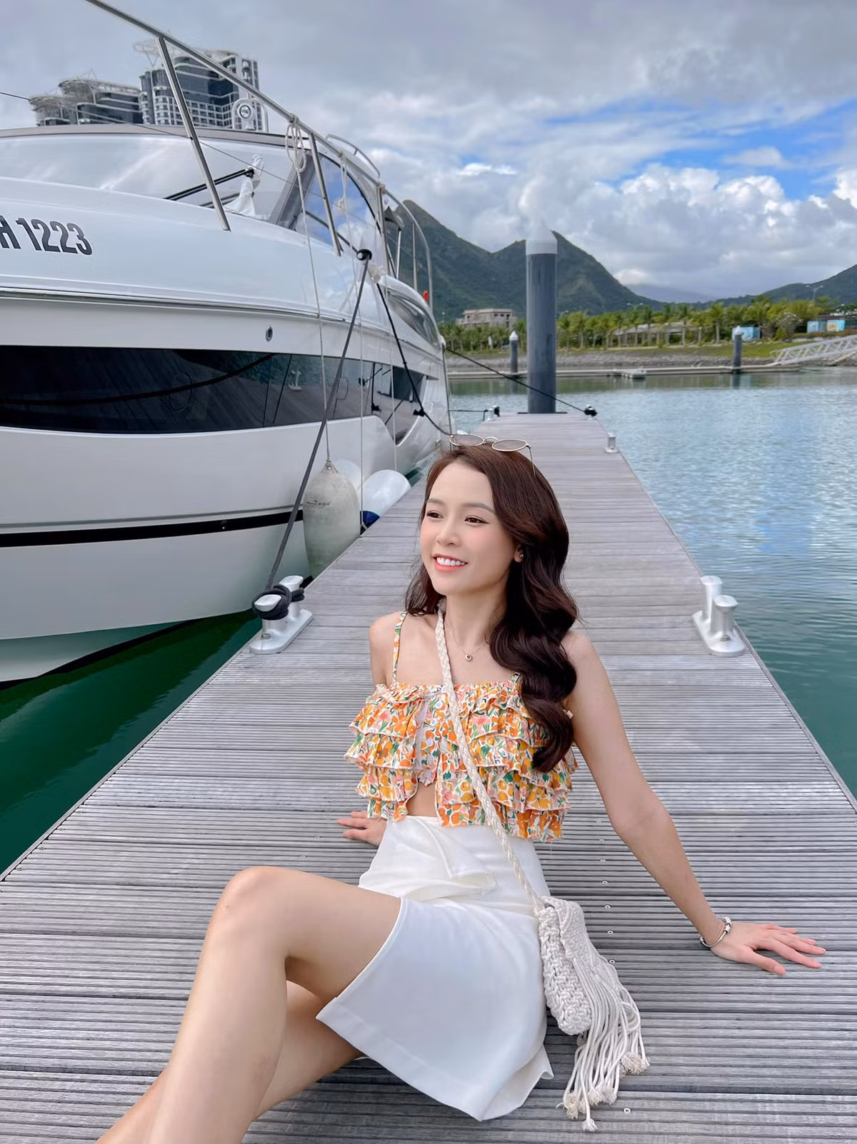 Không thường xuyên khoe chiến tích mua sắm như những người nổi tiếng khác, Sam vẫn nổi bật mỗi khi xuất hiện trước công chúng bởi gu ăn mặc thời thượng, thanh lịch.