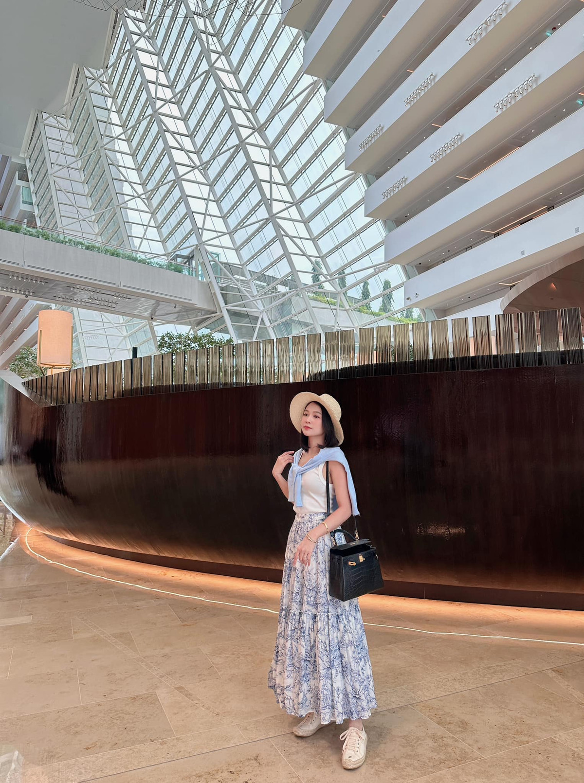 Kể từ thời điểm được cầu hôn và đăng ký kết hôn, thời gian qua hot girl Sam liên tục xuất hiện với nhan sắc xinh đẹp, cuốn hút người nhìn.