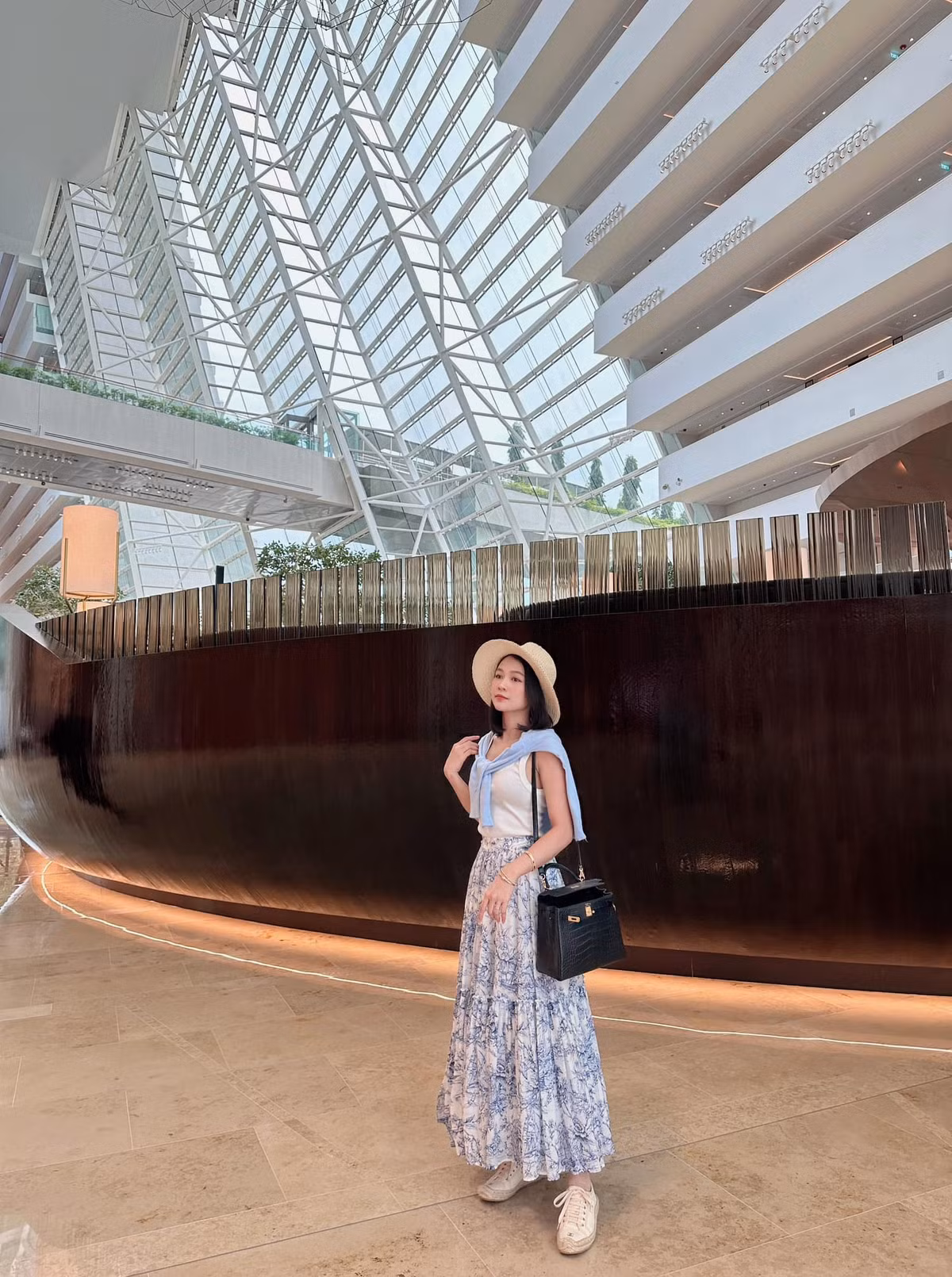 Kể từ thời điểm được cầu hôn và đăng ký kết hôn, thời gian qua hot girl Sam liên tục xuất hiện với nhan sắc xinh đẹp, cuốn hút người nhìn.