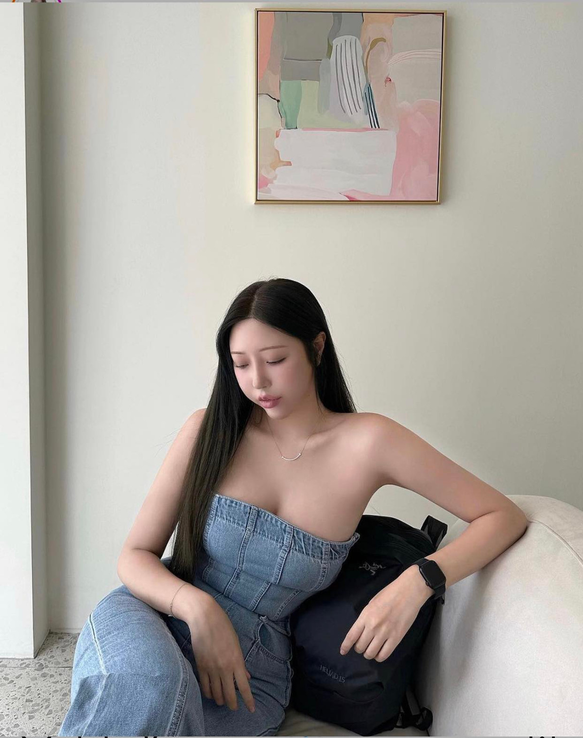 Cô nổi bật với dáng người cao ráo, thân hình mảnh mai nhưng vòng nào ra vòng nấy.