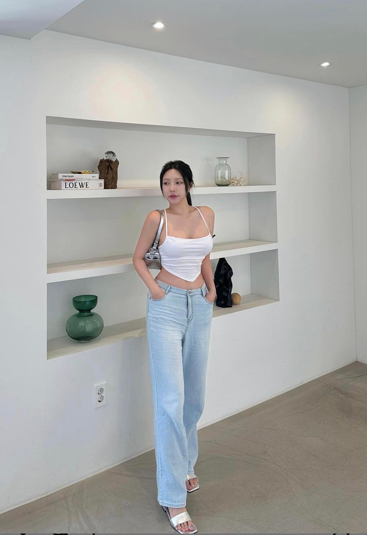 Qua những bức hình được đăng tải trên mạng xã hội, có thể thấy độ quyến rũ của hot girl Hàn Quốc 34 tuổi không có dấu hiệu giảm sút.