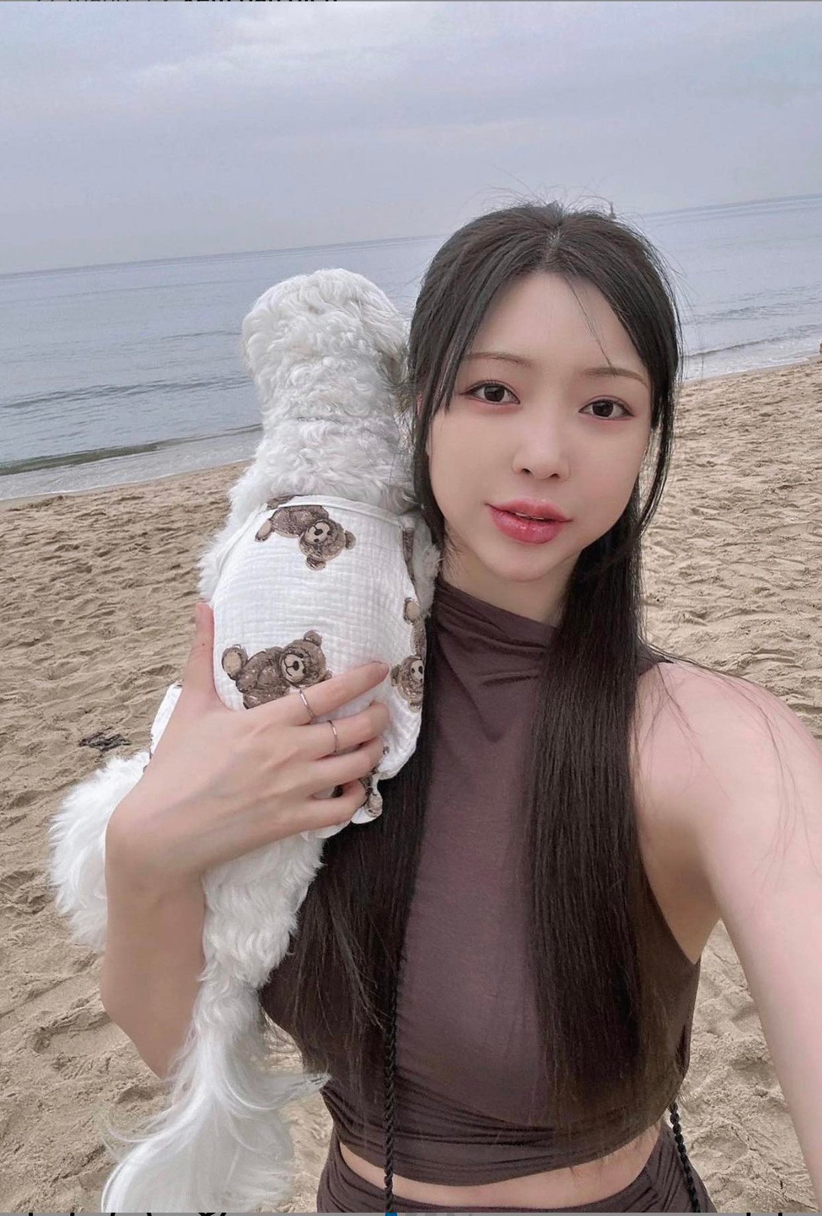 Mặc dù đã chạm ngưỡng U30 nhưng người đẹp xứ kim chi thường xuyên diện váy áo gợi cảm, khai thác triệt để vẻ đẹp hình thể trời ban.