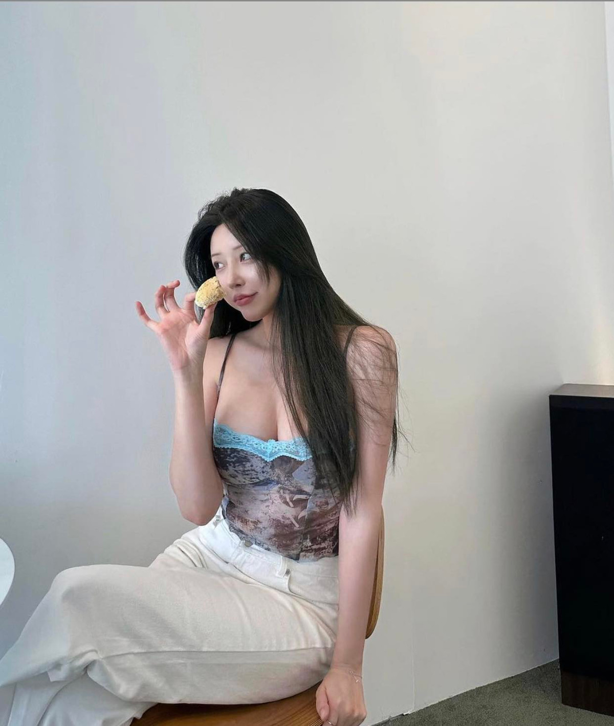 Thân hình đẹp đến khó tin này khiến gái xinh xứ Hàn bị đồn thổi là đã chỉnh sửa cơ thể nhất là vòng một đầy đặn.