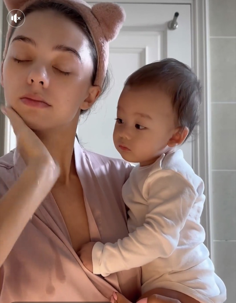 Mới đây, vợ Bùi Tiến Dũng chia sẻ đoạn clip ghi lại chu trình chăm sóc bản thân vào buổi sáng. Vừa bế con, người đẹp phải tự làm mọi thứ với một tay.