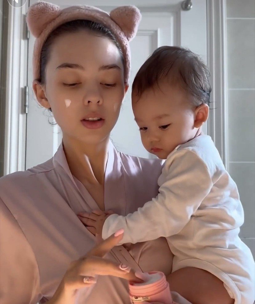 Từ đoạn clip này, mặt mộc của Dianka Zakhidova làm nhiều chị em trầm trồ, đặc biệt làn da mịn màng không tì vết của cô.