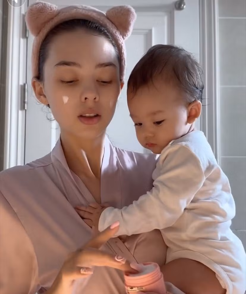 Từ đoạn clip này, mặt mộc của Dianka Zakhidova làm nhiều chị em trầm trồ, đặc biệt làn da mịn màng không tì vết của cô.