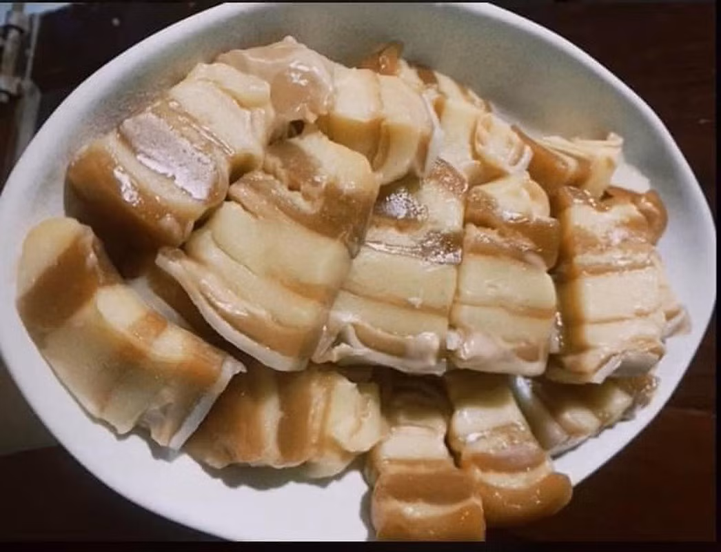 Cô gái còn khéo léo cắt miếng bánh da lợn thành những phần nhỏ tựa như thịt ba chỉ. Nhìn xa chắc chắn bạn sẽ nhầm.