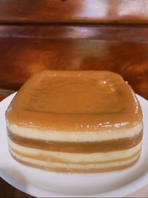 Thay vì làm bánh da lợn màu xanh lá và màu vàng như truyền thống, cô gái đã thay màu xanh bằng màu nâu cà phê sữa có nét na ná giống màu thớ thịt kho.