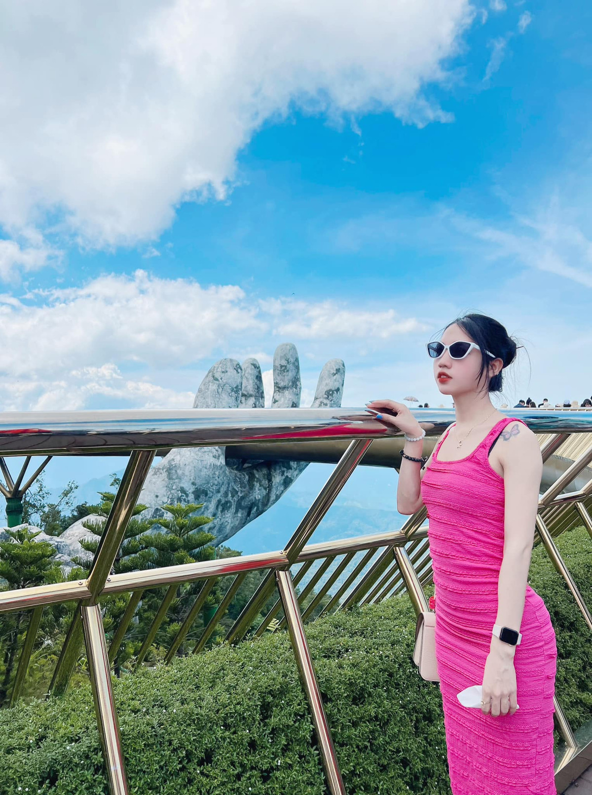 "Hoa khôi sân cỏ" này sinh năm 2000 thi đấu ở vị trí hậu vệ. Cô được đánh giá cao về tài năng và cả sắc vóc nổi bật trên sân thi đấu.