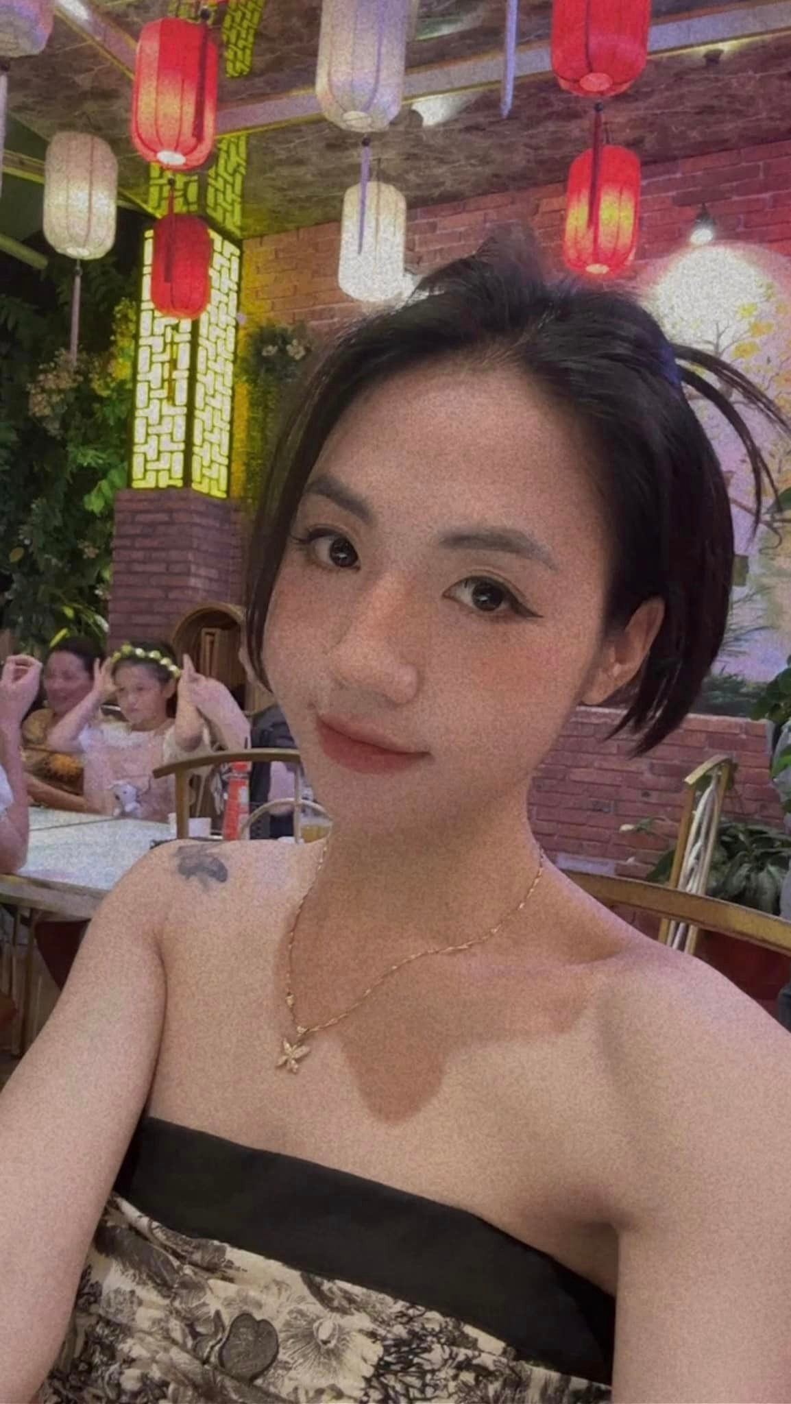 Mỗi khi xuất hiện tại các sự kiện, Trần Thị Duyên gây chú ý với phong cách giản dị, trang điểm nhẹ nhàng, màu son đỏ làm nổi bật màu da trắng mịn.