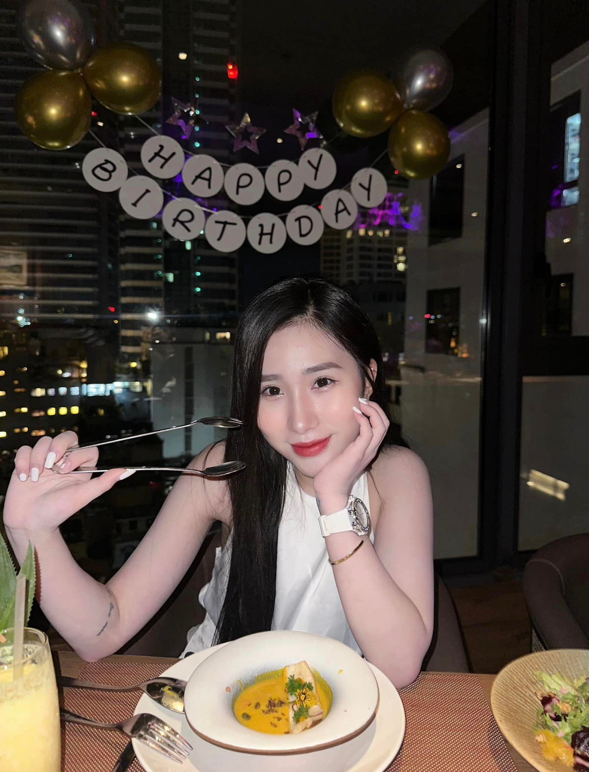 Bẵng đi một thời gian, nhan sắc hiện tại của hot girl Tiểu Hý khiến nhiều cư dân mạng cảm thấy khác lạ so với thời điểm mới nổi tiếng.