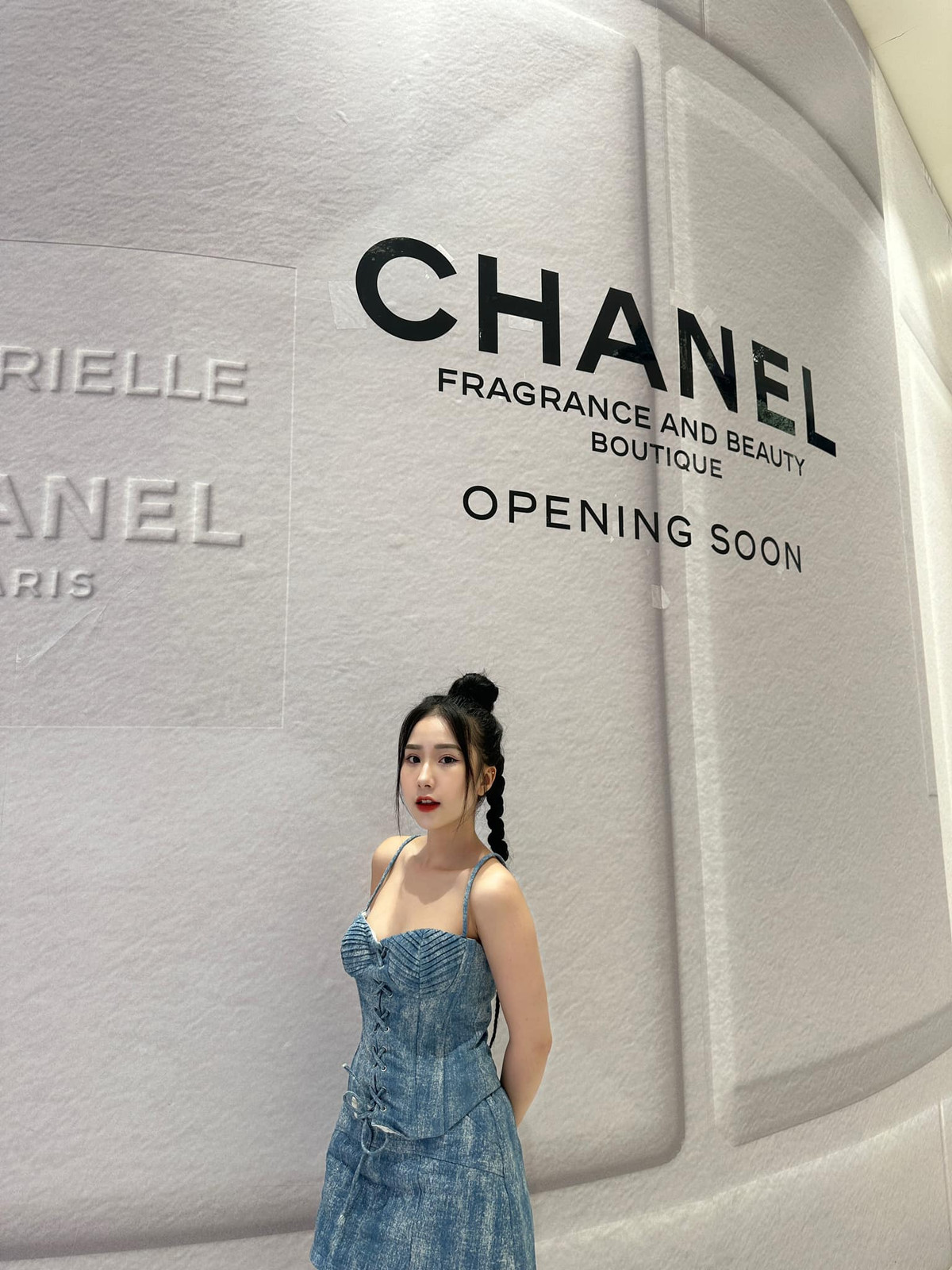 Nếu trước kia, hiện tượng mạng 10X gây ấn tượng với gương mặt bầu bĩnh, đáng yêu thì thời điểm hiện tại, cô sở hữu gương mặt thon dài, sống mũi cao cùng đôi môi mỏng đỏ vô cùng gợi cảm.