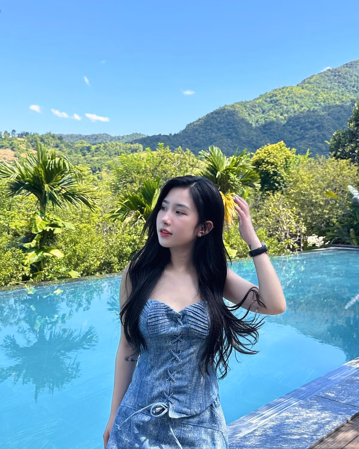 Đứng trước sự hoài nghi của netizen, Tiểu Hý lên tiếng phủ nhận: "Tôi không hề "đụng chạm dao kéo". Thời gian qua tôi có giảm cân nên gầy hơn, gương mặt cũng thon gọn, không bầu bĩnh như ngày trước".