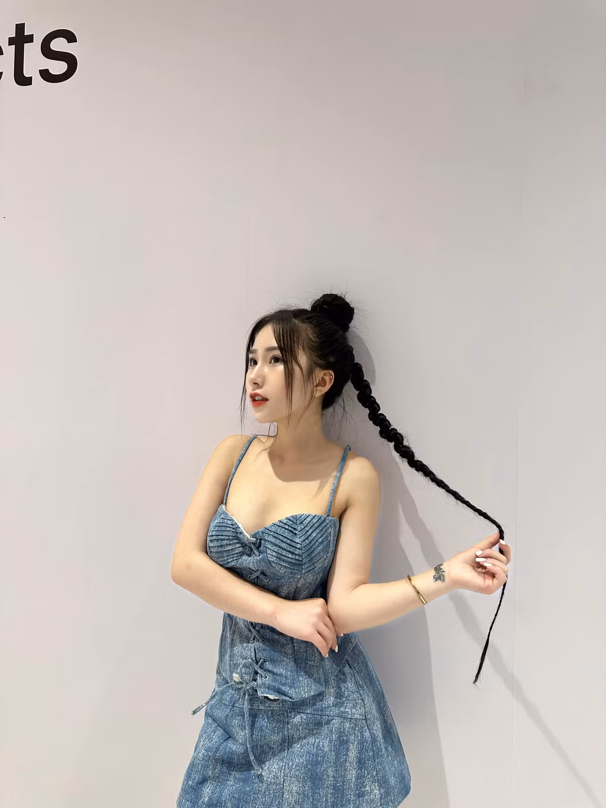 Vóc dáng của nữ TikToker cũng thon thả hơn, mặt nhỏ phù hợp với nhiều tạo hình khác nhau.