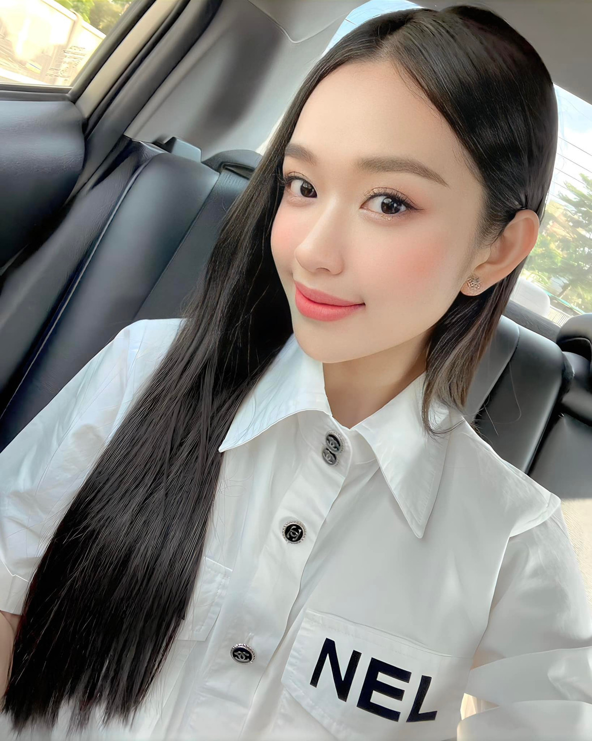 Ngay khi lộ diện, người đẹp 21 tuổi khiến nhiều cư dân mạng mê mẩn vì nhan sắc ngọt ngào, cuốn hút.