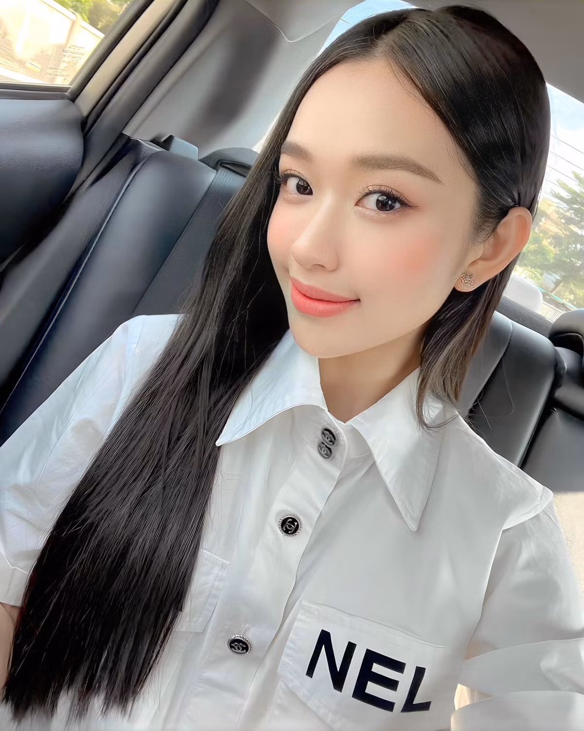 Ngay khi lộ diện, người đẹp 21 tuổi khiến nhiều cư dân mạng mê mẩn vì nhan sắc ngọt ngào, cuốn hút.