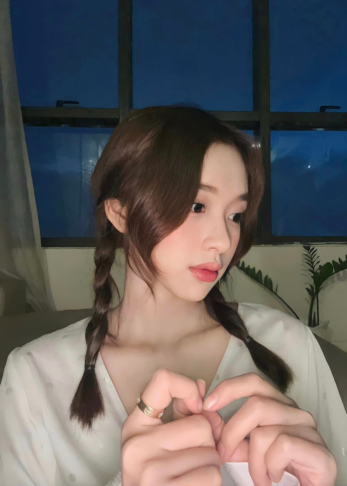 Karty Chang được yêu mến bởi vẻ đẹp tươi tắn, tràn đầy sức sống.