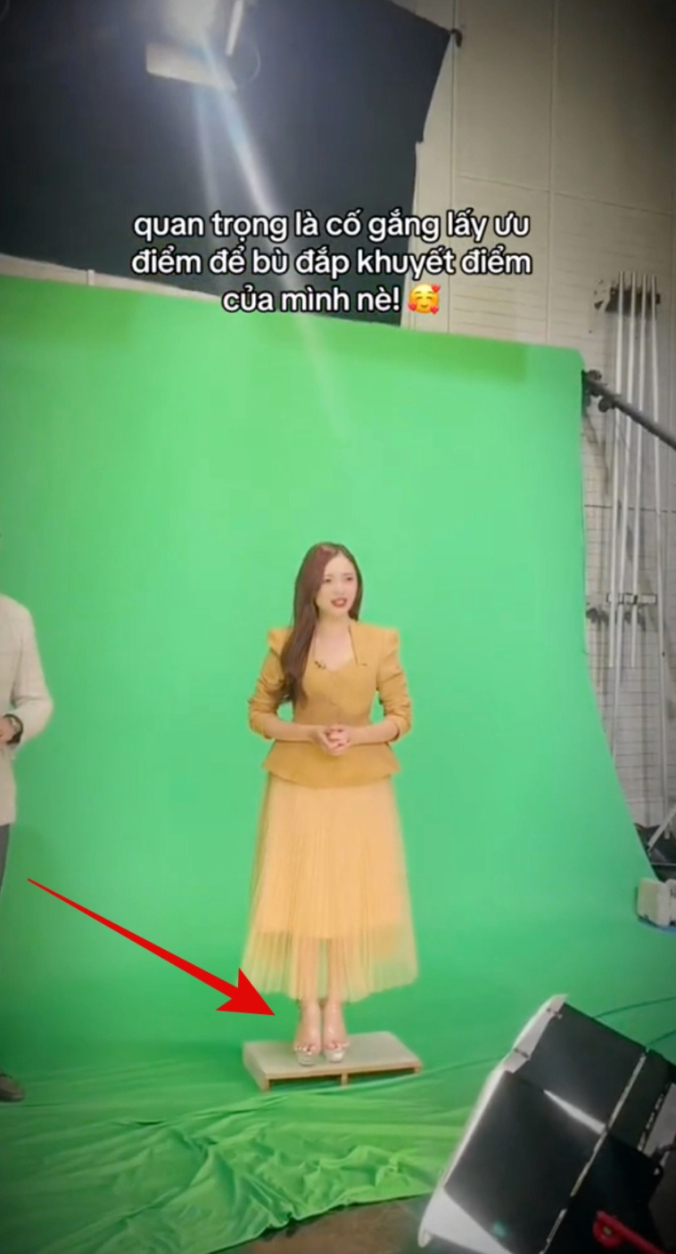 Theo đó, Phương Thảo không ngần ngại thừa nhận bản thân có chiều cao khiêm tốn 1m50 song mỗi khi lên hình, cô vẫn cao ngang ngửa bạn dẫn, thì ra là có bí quyết cả.