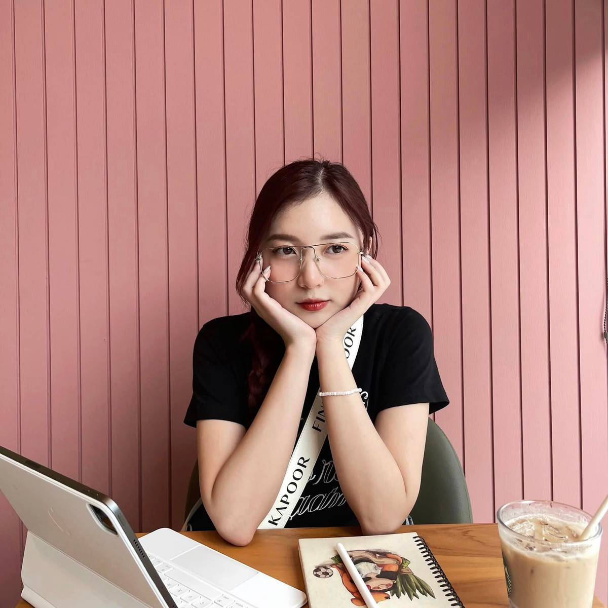 Được biết, bạn dẫn của cô nàng là MC Đức Bảo, anh sở hữu chiều cao 1m78. Do vậy dù đã dùng nhiều biện pháp để "hack" chiều cao, MC Phương Thảo vẫn thấp hơn đồng nghiệp khoảng 10cm.