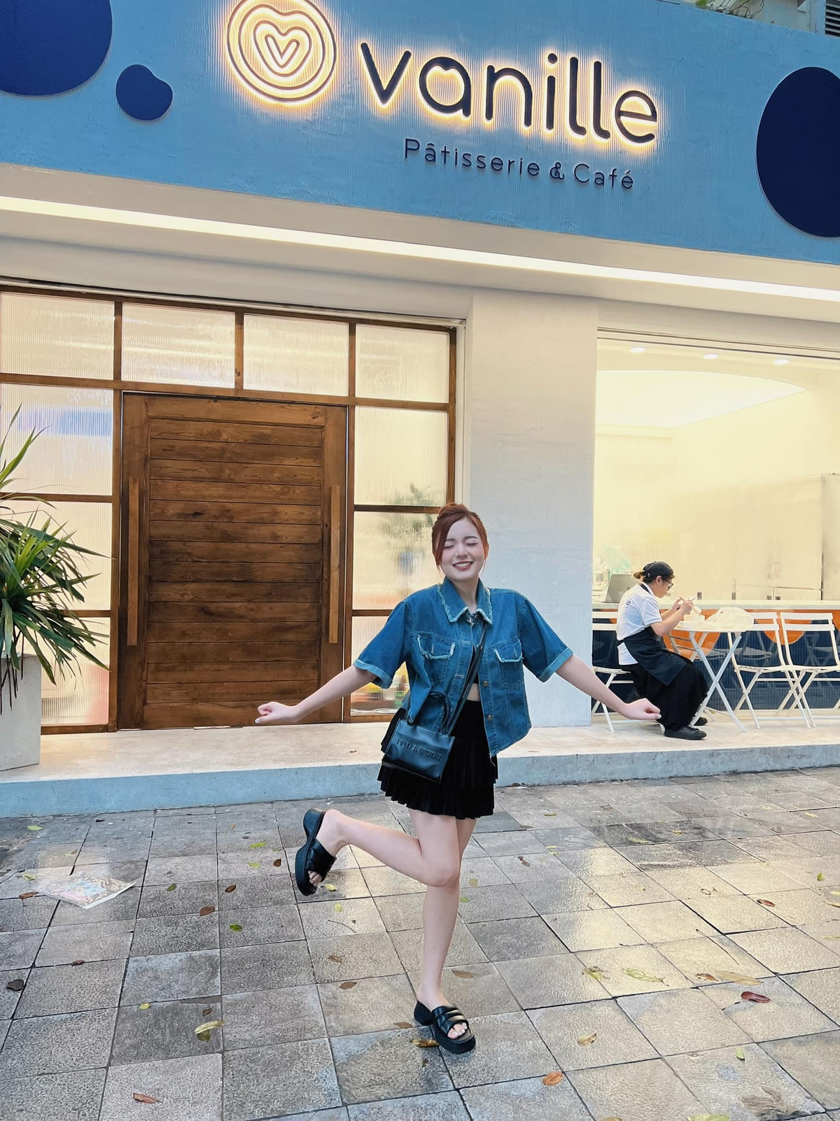 Trong đoạn clip của mình, MC Phương Thảo hé lộ để lên hình được đẹp cô phải vừa đi một đôi giày cao gót, vừa phải đứng lên bục.