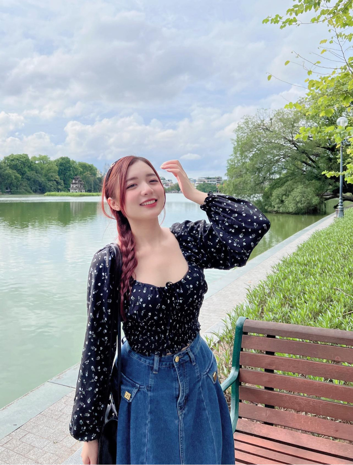 Qua đoạn clip hậu trường vui vẻ, MC Phương Thảo cũng trả lời luôn cho câu hỏi mà cộng đồng mạng thường đặt ra: "1m50 có thể làm MC được không?". Không những vậy, nữ MC sinh năm 1997 còn bày tỏ: "Quan trọng là cố gắng lấy ưu điểm để bù đắp khuyết điểm của mình".